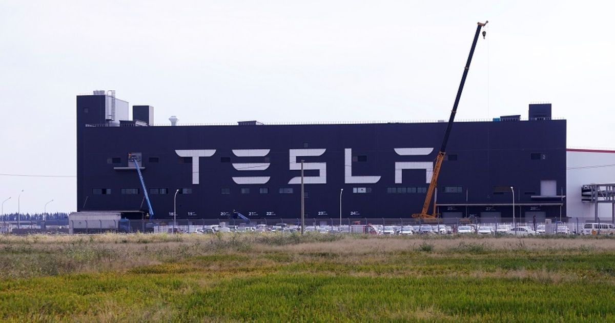 Tesla suspends output at Shanghai factory